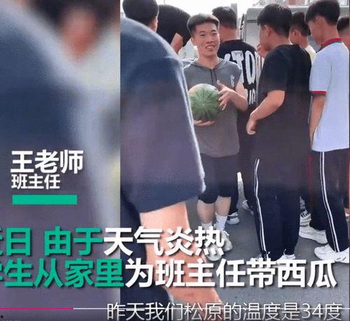 女孩吃瓜现场视频,吃瓜现场萌态百出