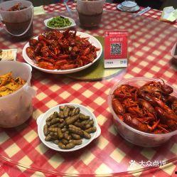 网红炸肥肠,香辣诱人，回味无穷的街头美食传奇